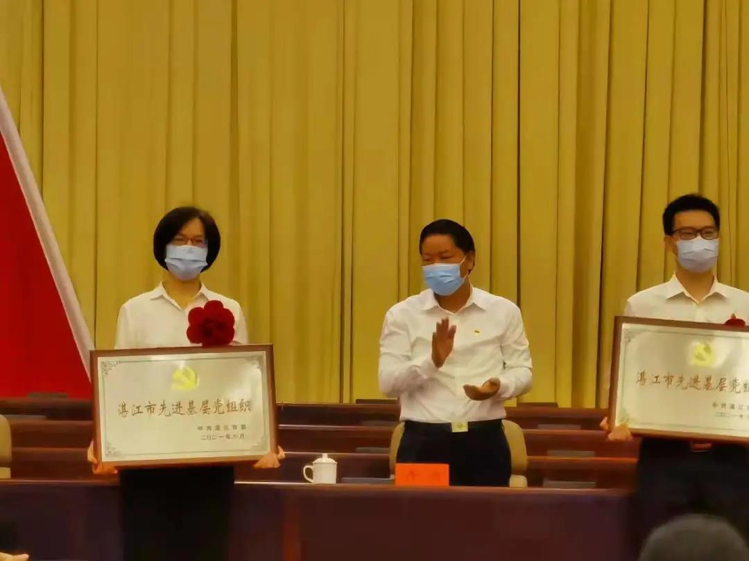 左1：龙8国际官网正版党支部戴平同志.jpg