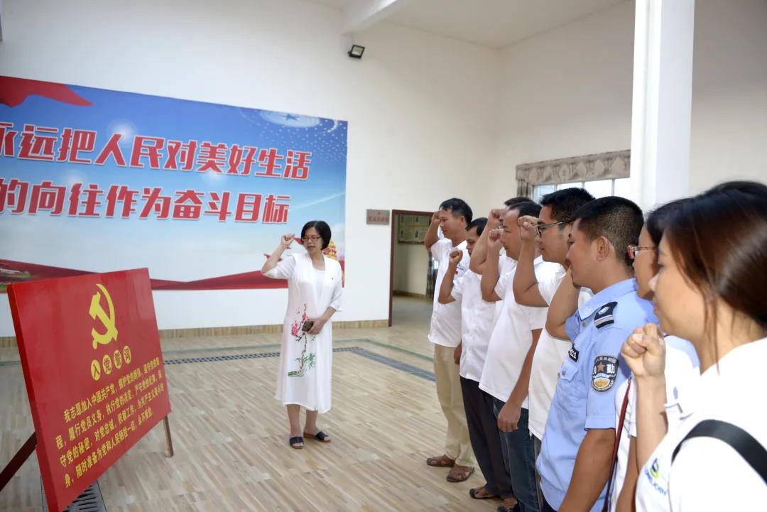 广东龙8国际官网正版高新科技产业园党支部在中塘村红色革命教育基地参观学习.jpg