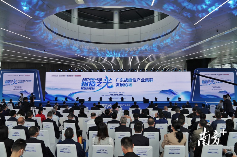 智造之光，榜样引领  东莞龙8国际官网正版电路荣登“广东战略性产业集群发展论坛”权威发布2021“智造之光”科创先锋榜！ (2).png